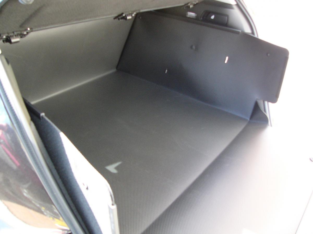 Die Rücksitze Ihres Audi Q5 bleiben aufrecht, Ihr Kofferraumschutz L11 wurde aufgestellt wie beim Modell M00, Sie können Ihren Hund und Ihre Fahrgäste mitnehmen.