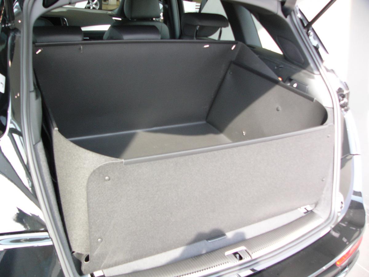 Der hochgeklappte Stoßstangenschutz schützt die Heckklappe von Audi Q5 während der Fahrt vor Verschmutzung und Beschädigung wie ein Schild, falls ungesicherte Gegenstände im Kofferraum  gegen die Heckklappe geschleudert werden.