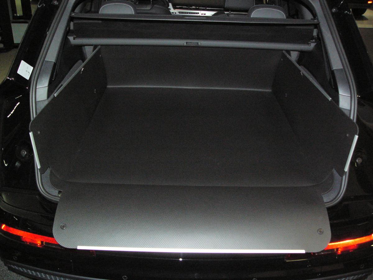 Aus einer Kofferrumbodenmatte für Audi Q7 können Sie blitzschnell Ihren stabilen Kofferraumschutz entfalten, der Ihnen zum Transport  Ihres triefenden Hundes oder schwerer,  schmutziger Gegenstände bereit steht. Keine Kratzer, kein Schmutz!