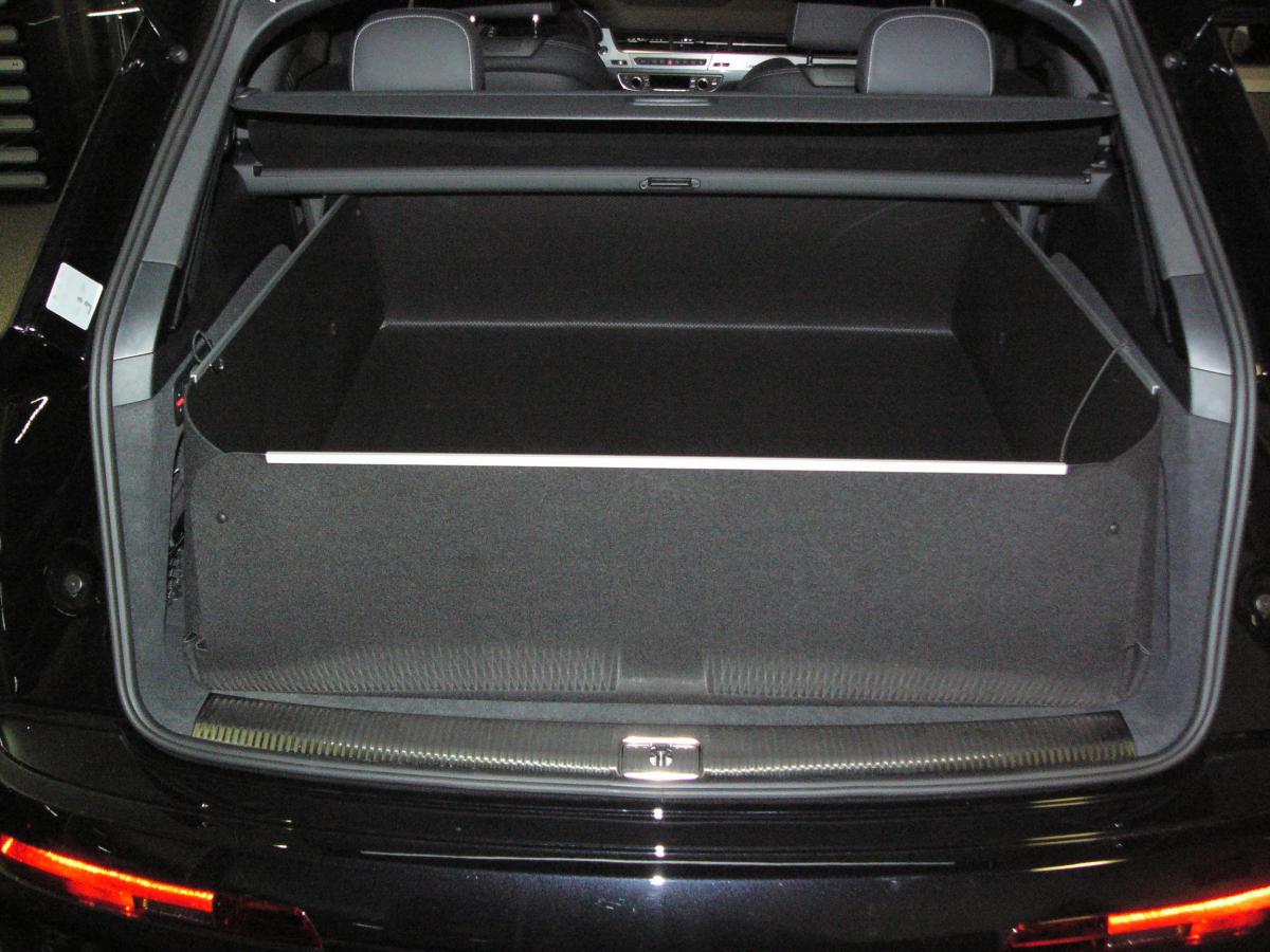 Mit hochgeklapptem Stoßstangenschutz bekommen Sie eine wasserdichte Wanne, der vor der  Heckklappe Ihres  Audi Q7 wie ein Schild steht und sie vor Verschmutzung und Beschädigung schützt, falls ungesicherte Gegenstände entgegengeschleudert werden.