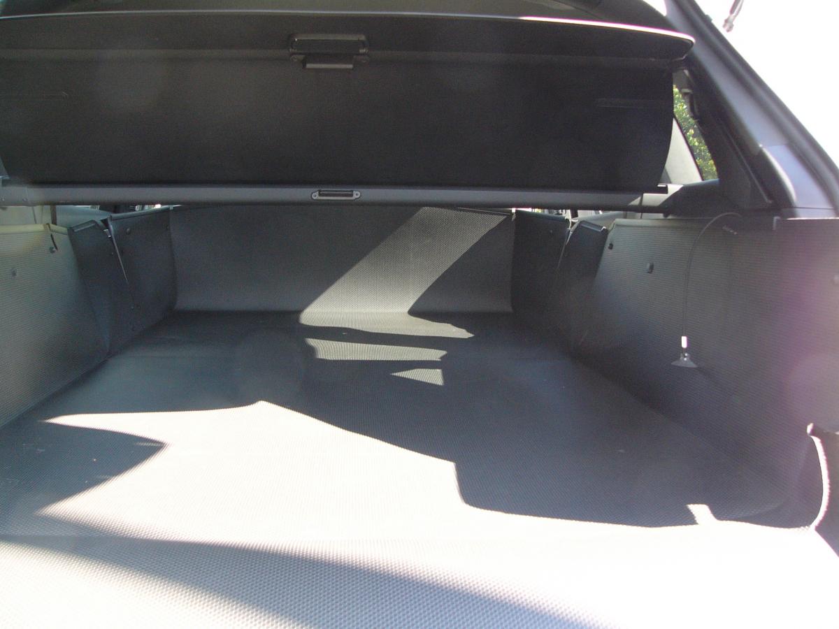 Beim Modell L11 klappen Sie die Rücksitze Ihres Audi Q7 um und entfalten Sie einfach den Kofferraumschutz in der 2.Gebrauchsstellung bis zum Fahrersitz. Sie können jetzt lange, schwere, sperrige, spitze, schmutzige Gegenstände transportieren.