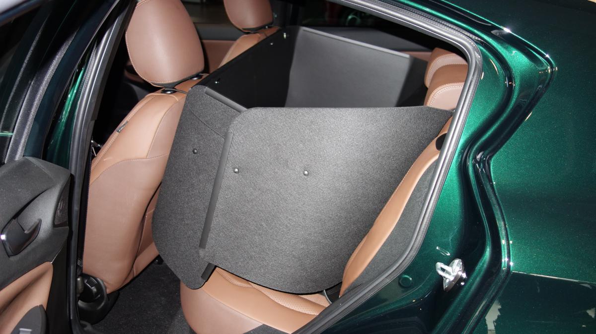 Hundebox für die Rückbank von Alfa Romeo Giulietta, Einstiegklappen links.