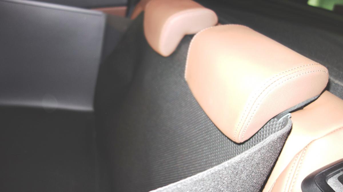 Autoschutzbox für die Rückbank von Alfa Romeo Giulietta, Rückenlehnen werden bis unter die Kopfstützen geschützt