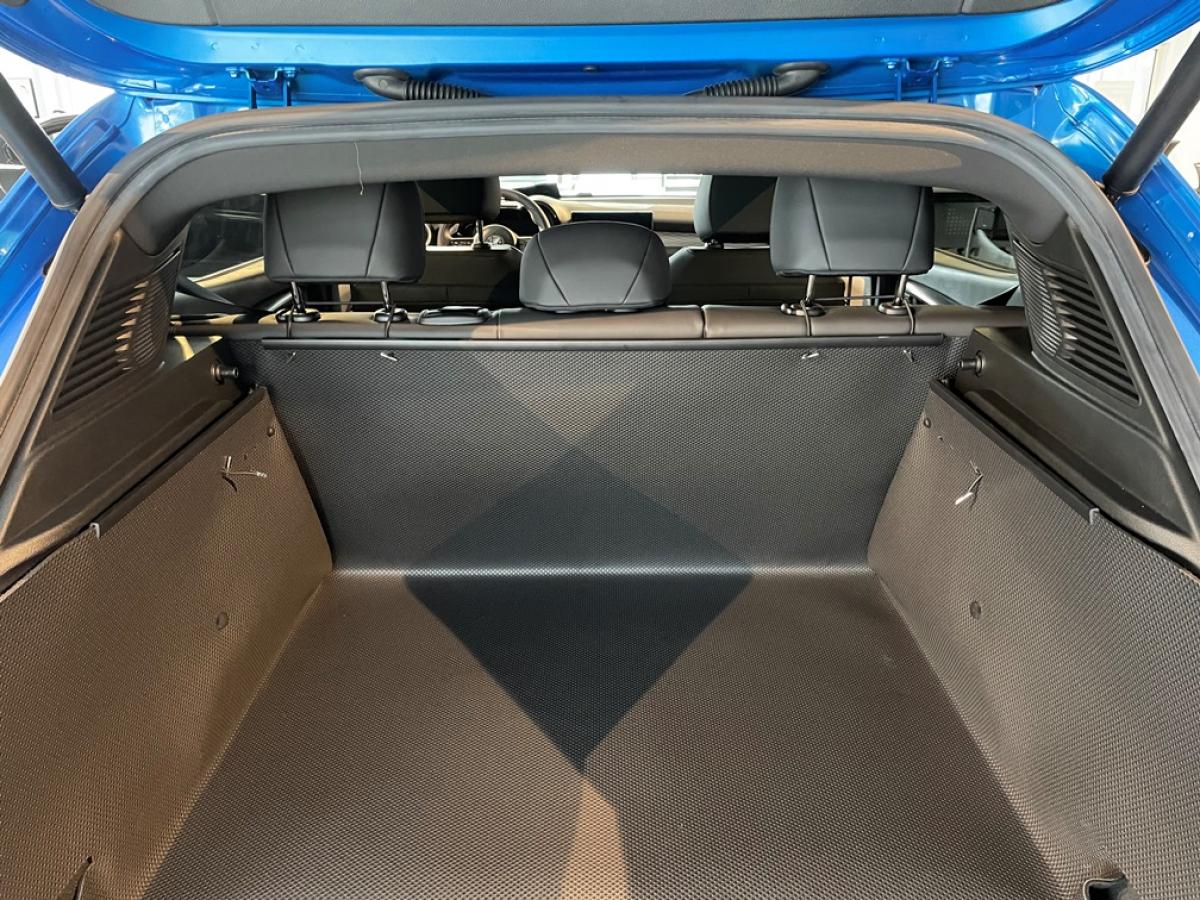 Mit hochgeklapptem Stoßstangenschutz bekommen Sie eine wasserdichte Kofferraumwanne, die vor der  Heckklappe Ihres  Tonale wie ein Schutzschild steht und sie vor Verschmutzung und Beschädigung schützt, falls ungesicherte Gegenstände entgegengeschleudert