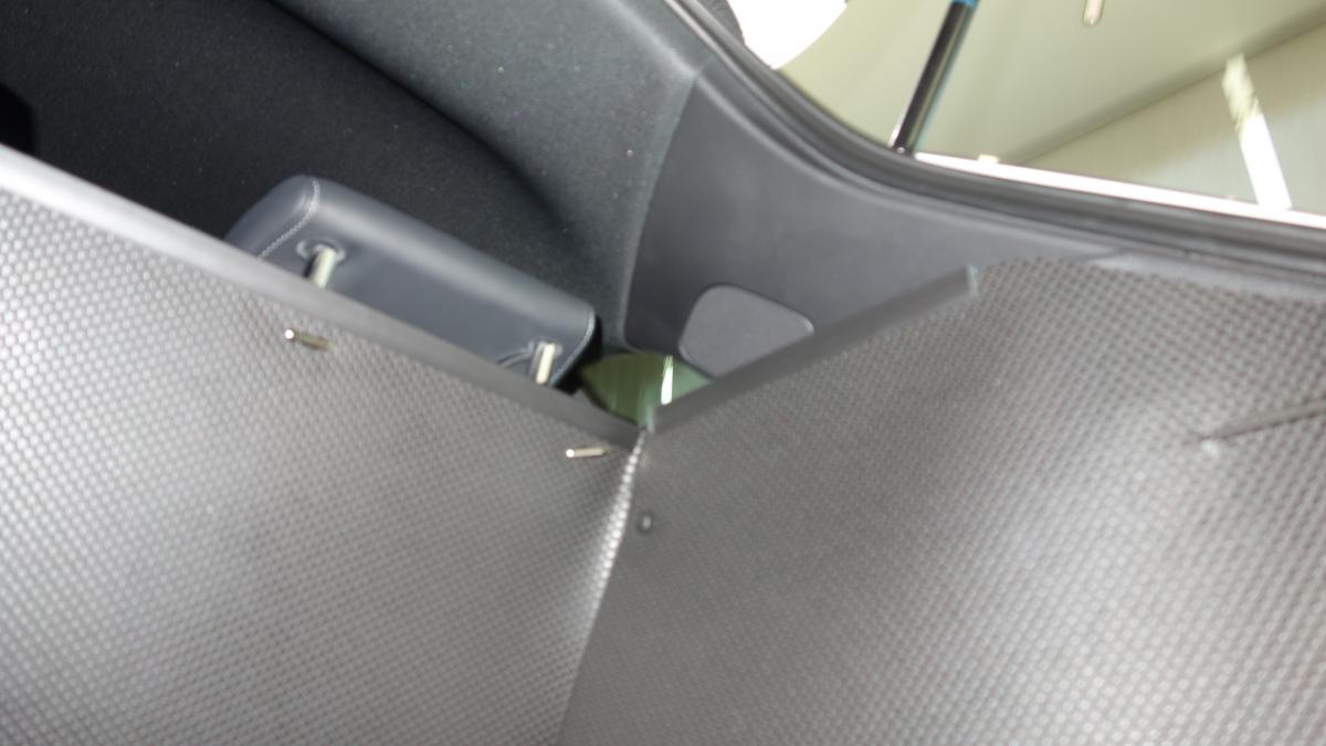 Aus einer  Kofferrumbodenmattte für Audi A3 können Sie blitzschnell den stabilen Kofferraumschutz entfalten, der Ihnen zum Transport  Ihres triefenden Hundes oder schwerer, spitzer, schmutziger Gegenstände bereit steht. Keine Kratzer, Keine Verschmutzung!