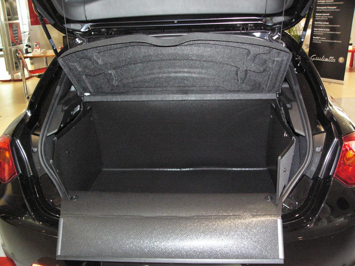 Nicht nur der Boden und die Wände werden fensterhoch geschützt, sondern auch ganz verlässlich die Stoßstange Ihrer Giulietta.