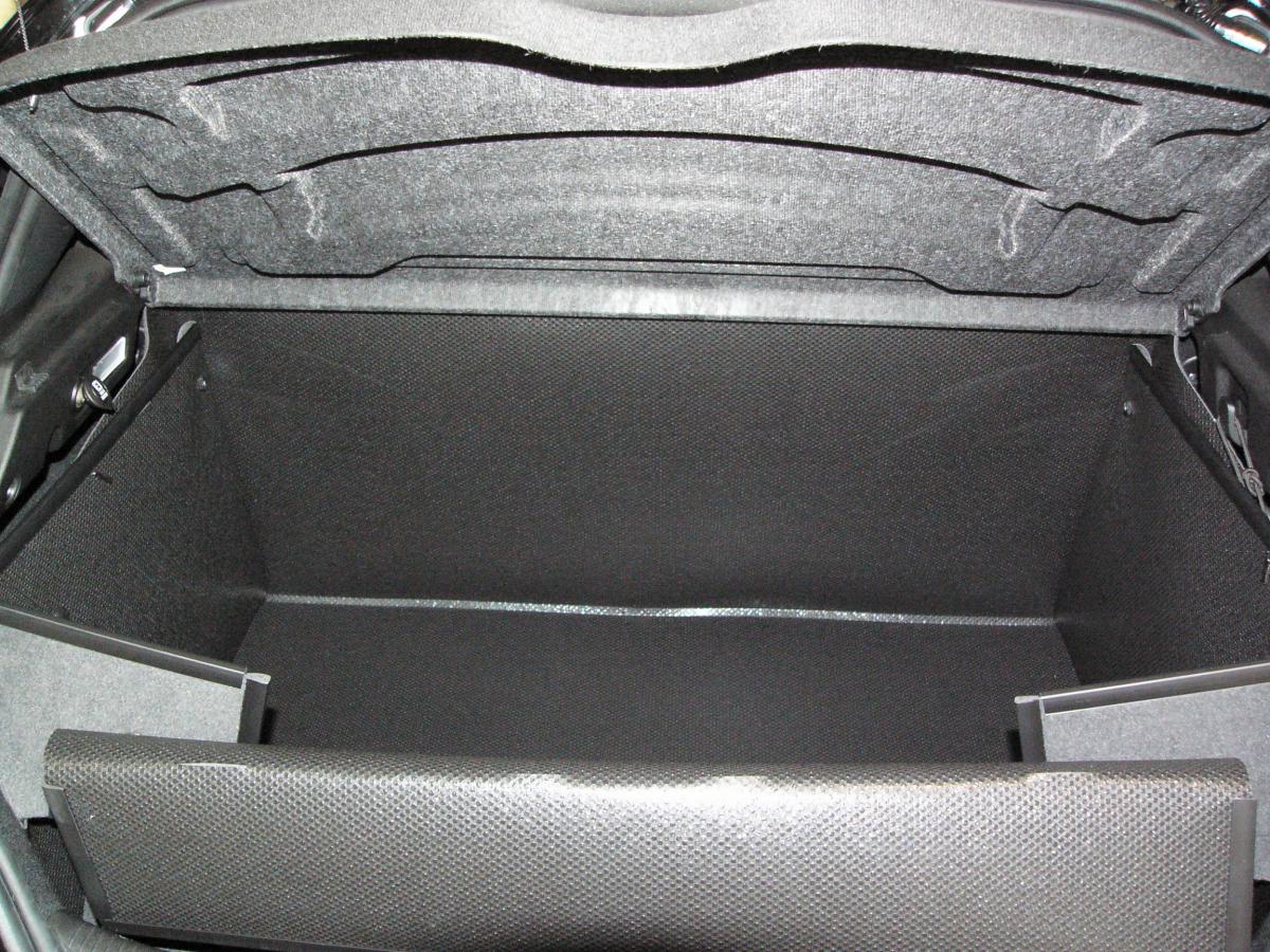 Der hochgeklappte Stoßstangenschutz schützt die Heckklappe von Giulietta während der Fahrt vor Verschmutzung und Beschädigung wie ein Schild, falls ungesicherte Gegenstände im Kofferraum  gegen die Heckklappe geschleudert werden.