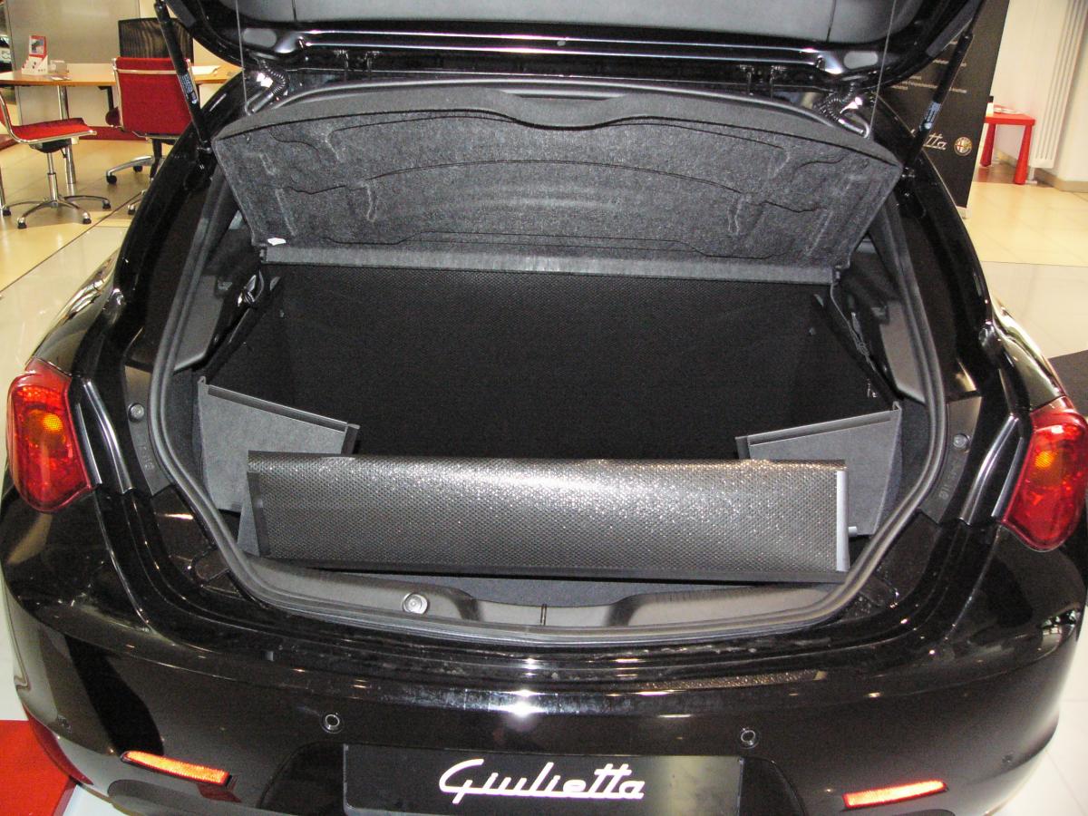 Der hochgeklappte Stoßstangenschutz schützt die Heckklappe von Giulietta während der Fahrt vor Verschmutzung und Beschädigung wie ein Schild, falls ungesicherte Gegenstände im Kofferraum  gegen die Heckklappe geschleudert werden.