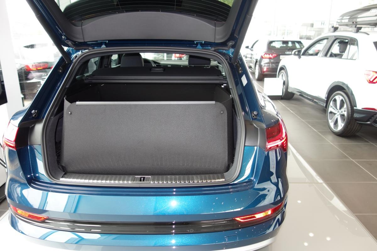 Klappen Sie den Stoßstangenschutz Ihres Q8 etron hoch, lassen Sie die Magnete zuschnappen und Sie verfügen über einen Kofferraumschutz, in dem Sie fast alles transportieren dürfen.