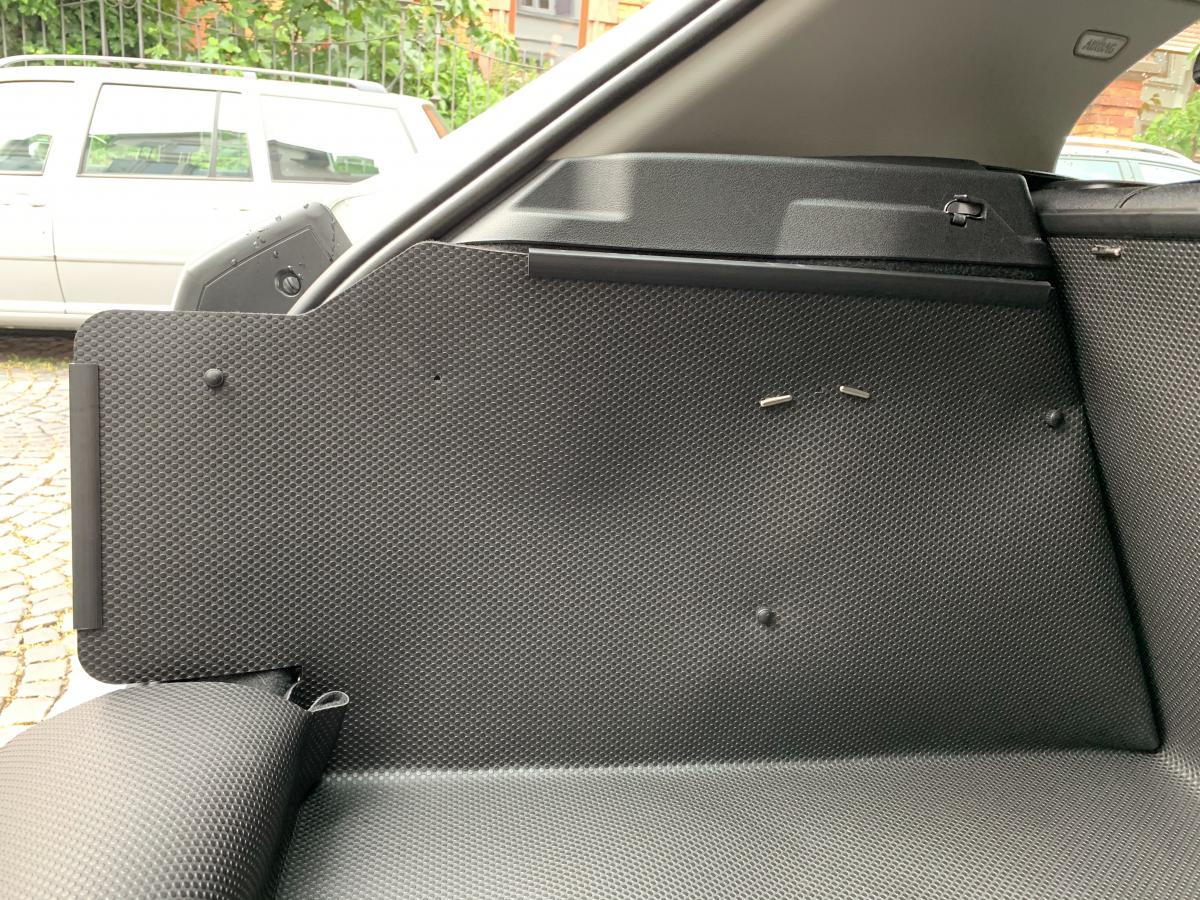 Aus einer  Kofferrumbodenmatte für BMW 1er können Sie ohne rumfummeln mit Bändern und Schnüren, blitzschnell Ihren Kofferraumschutz entfalten,  der Ihnen zum Transport  Ihres triefenden Hundes oder scharfer, schmutziger Gegenstände bereit steht.