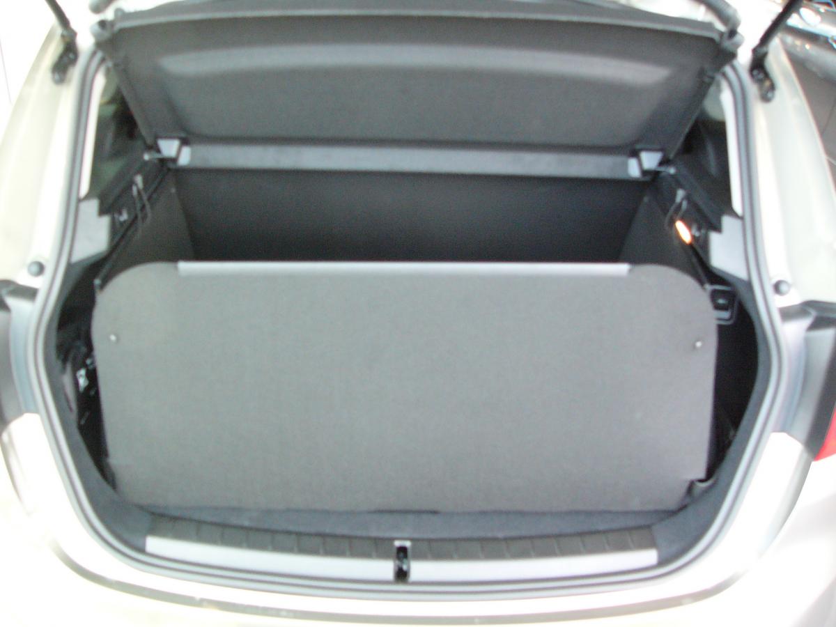 Mit hochgeklappter 4.Wand bekommen Sie eine wasserdichte Wanne, die vor der  Heckklappe Ihres  BMW 2er Active Tourer wie ein Schutzschild steht und sie vor Verschmutzung und Beschädigung schützt, falls ungesicherte Gegenstände entgegengeschleudert werden.