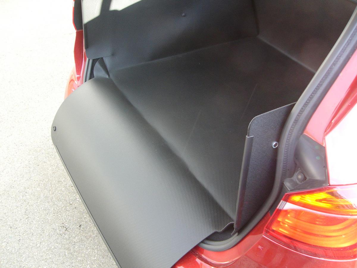 Aus einer Bodenmatte für BMW 2er Gran Tourer können Sie blitzschnell Ihren stabilen Kofferraumschutz entfalten, der Ihnen zum Transport  Ihres triefenden Hundes oder schwerer und scharfkantiger Gegenstände bereit steht. Keine Kratzer, kein Schmutz!