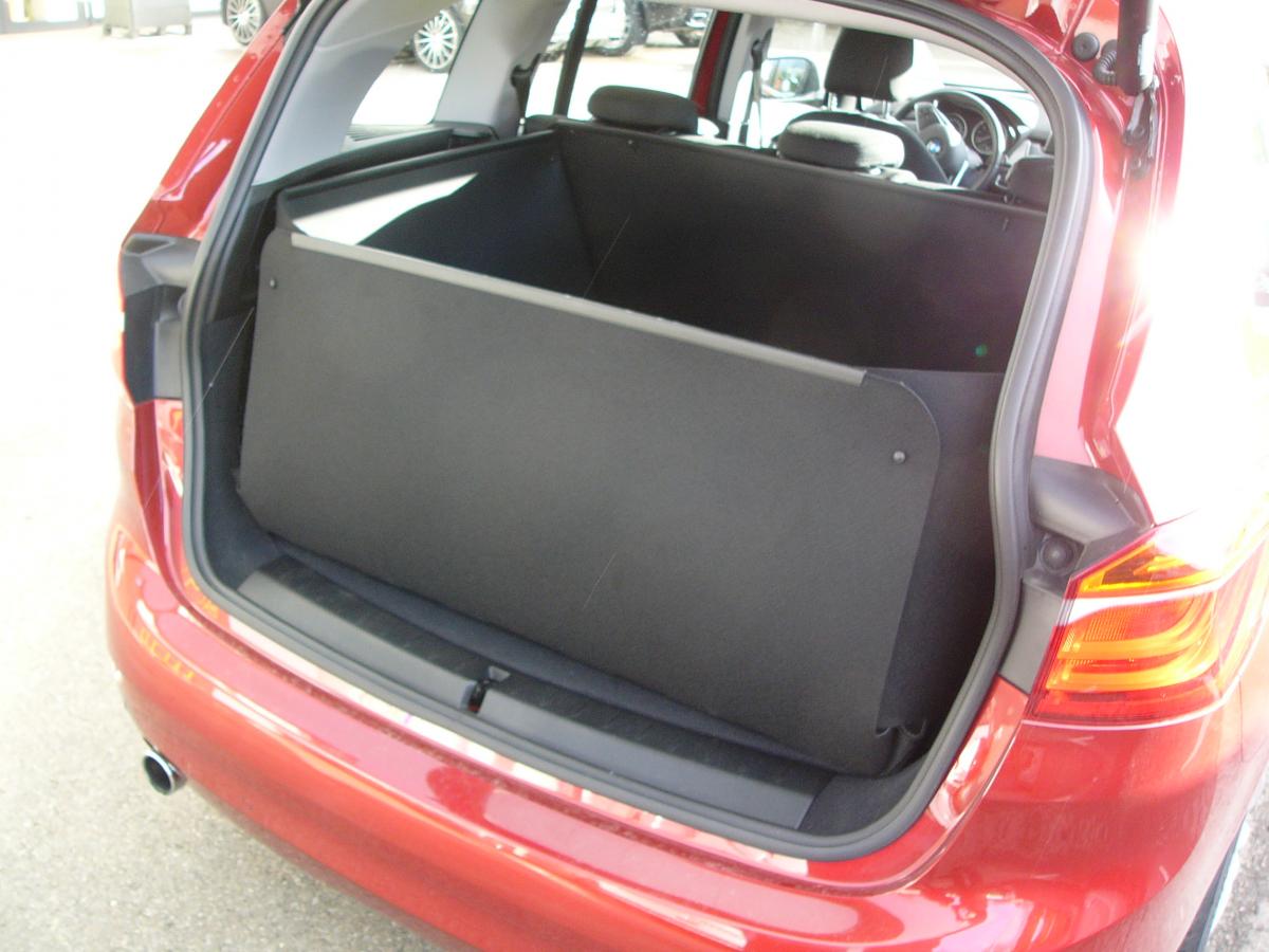 Mit hochgeklapptem Stoßstangenschutz bekommen Sie eine wasserdichte Wanne, der vor der  Heckklappe Ihres  BMW 2er Gran Tourer wie ein Schutzschild steht und sie vor Verschmutzung und Beschädigung schützt, falls Gegenstände ungesichert sind