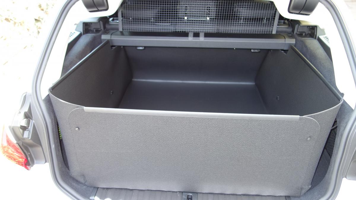 Mit hochgeklappter 4.Wand bekommen Sie eine wasserdichte Kofferraumwanne, die vor der  Heckklappe Ihres  BMW 3er Touring wie ein Schutzschild steht und sie vor Verschmutzung und Beschädigung schützt, falls ungesicherte Gegenstände herumfliegen sollten.