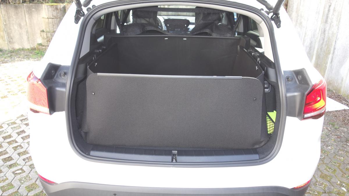 Alle Seitenwände und die Rückenlehne Ihres BMW X1 werden durch unseren Kofferraumschutz vor Verschmutzung und Beschädigung zuverlässig geschützt. Er ist hervorragend geeignet für den Transport Ihres auch triefenden Hundes.