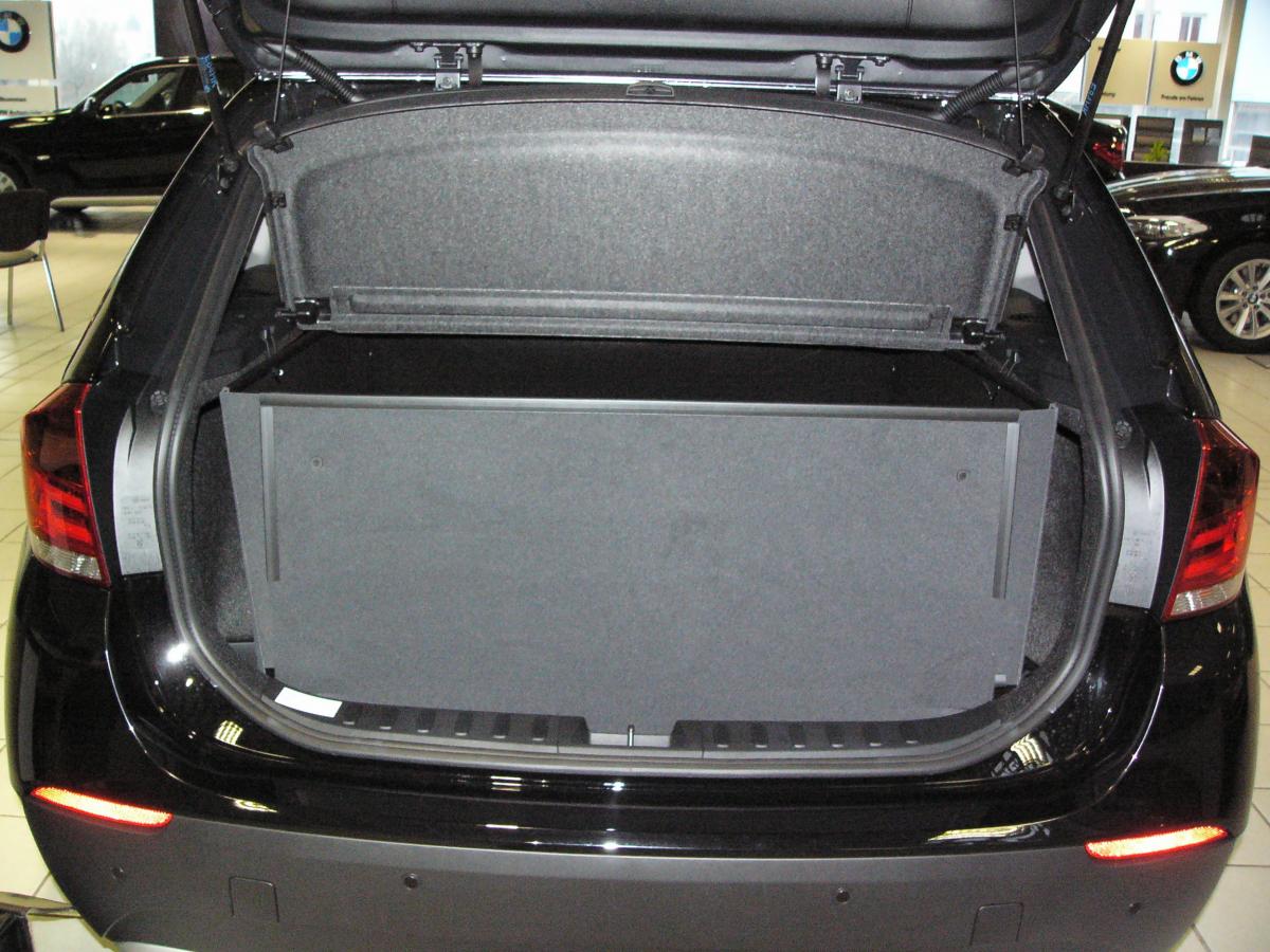 Mit hochgeklapptem Stoßstangenschutz bekommen Sie eine wasserdichte Wanne, der vor der  Heckklappe Ihres  BMW X1 als ein Schutzschild steht und sie vor Verschmutzung und Beschädigung schützt, falls ungesicherte Gegenstände entgegengeschleudert werden.