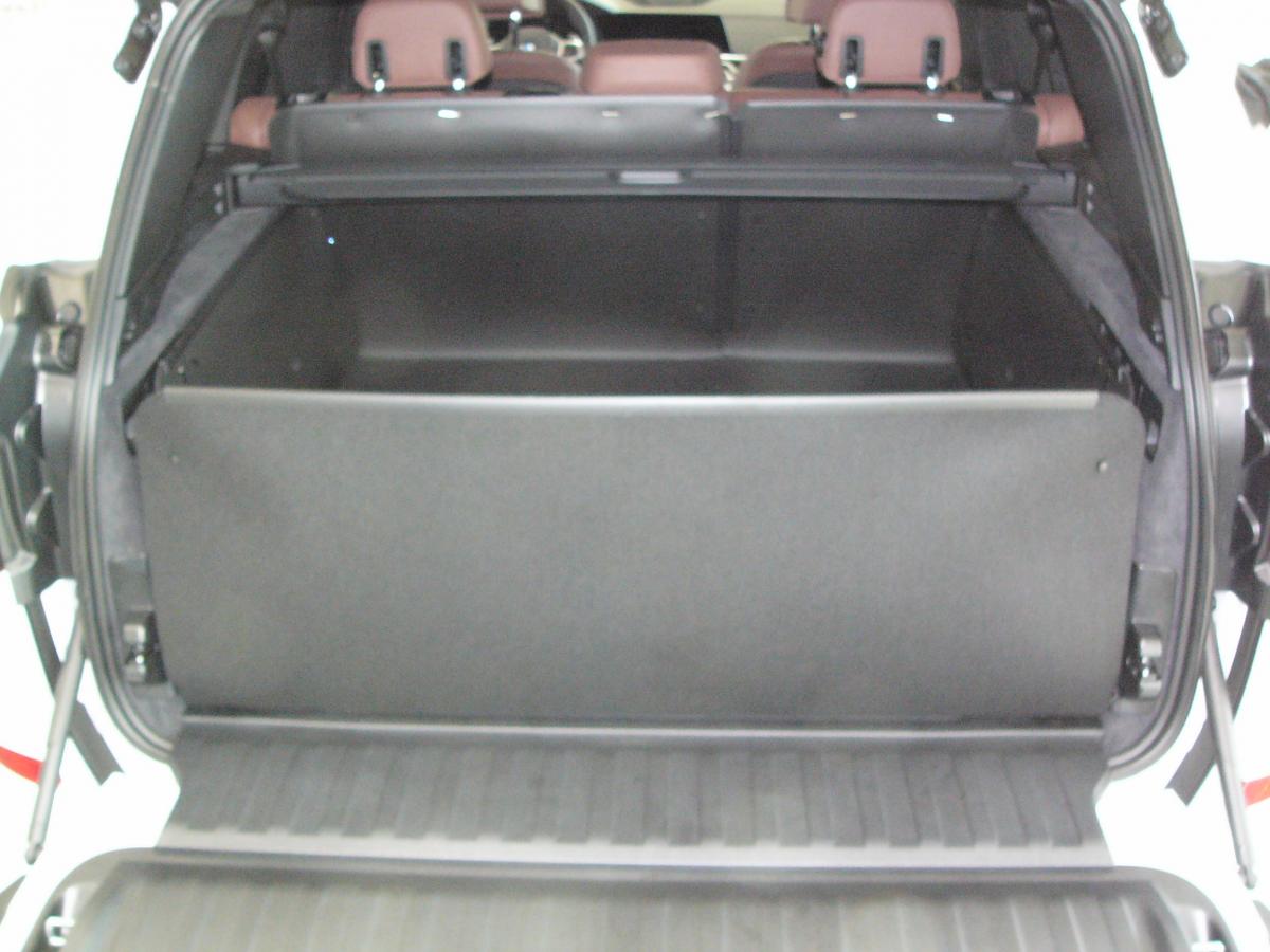 Die 4.Wand des Kofferraumschutzes inhaenger hochklappen, Magnete zuschnappen lassen und Sie haben eine wasserdichte Kofferraumwanne.