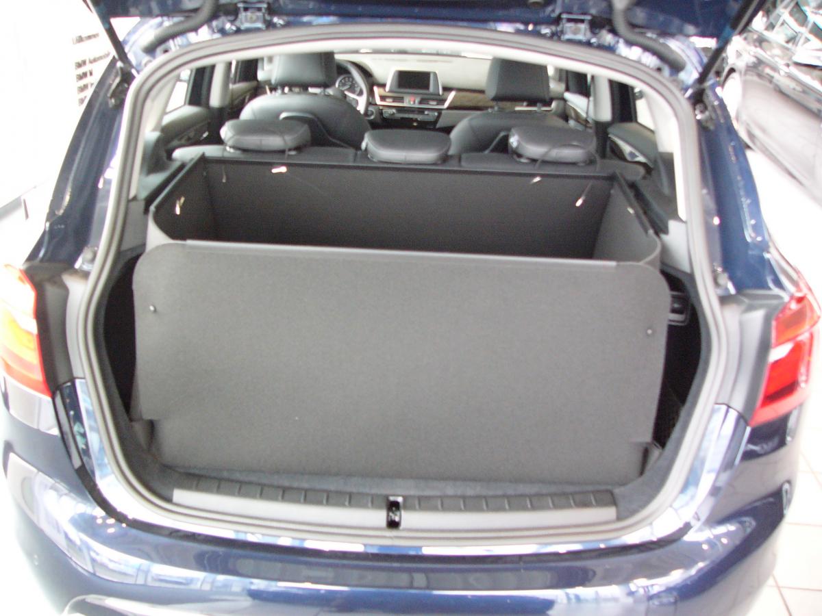 Mit hochgeklapptem Stoßstangenschutz bekommen Sie eine wasserdichte Wanne, die vor der  Heckklappe Ihres  BMW 2er ctive Tourer wie ein Schutzschild steht und sie vor Verschmutzung und Beschädigung schützt, falls ungesicherte Gegenstände entgegengeschleude