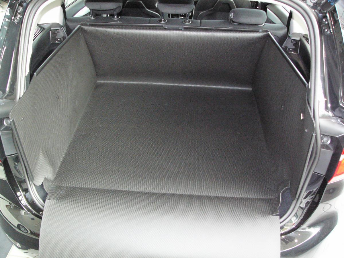 Die Rücksitze Ihres BMW 2er Gran Tourer bleiben aufrecht, Ihr Kofferraumschutz L11 wurde in der ersten Gebrauchsstellung aufgestellt und ist in dieser Stellung identisch mit dem Modell M00, Sie können Ihren Hund und Ihre Fahrgäste mitnehmen.