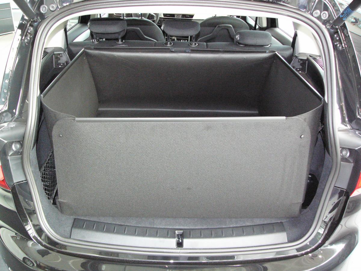 Kofferraumwanne für den BMW 2er Gran Tourer, fensterhoch und mit 100% Schutz für die Rückenlehnen auch in der 1. Gebrauchsstellung. Sie können den Kofferraumschutz in der 2.Gebrauchsstellung bis zum Fahrersitz entfalten.