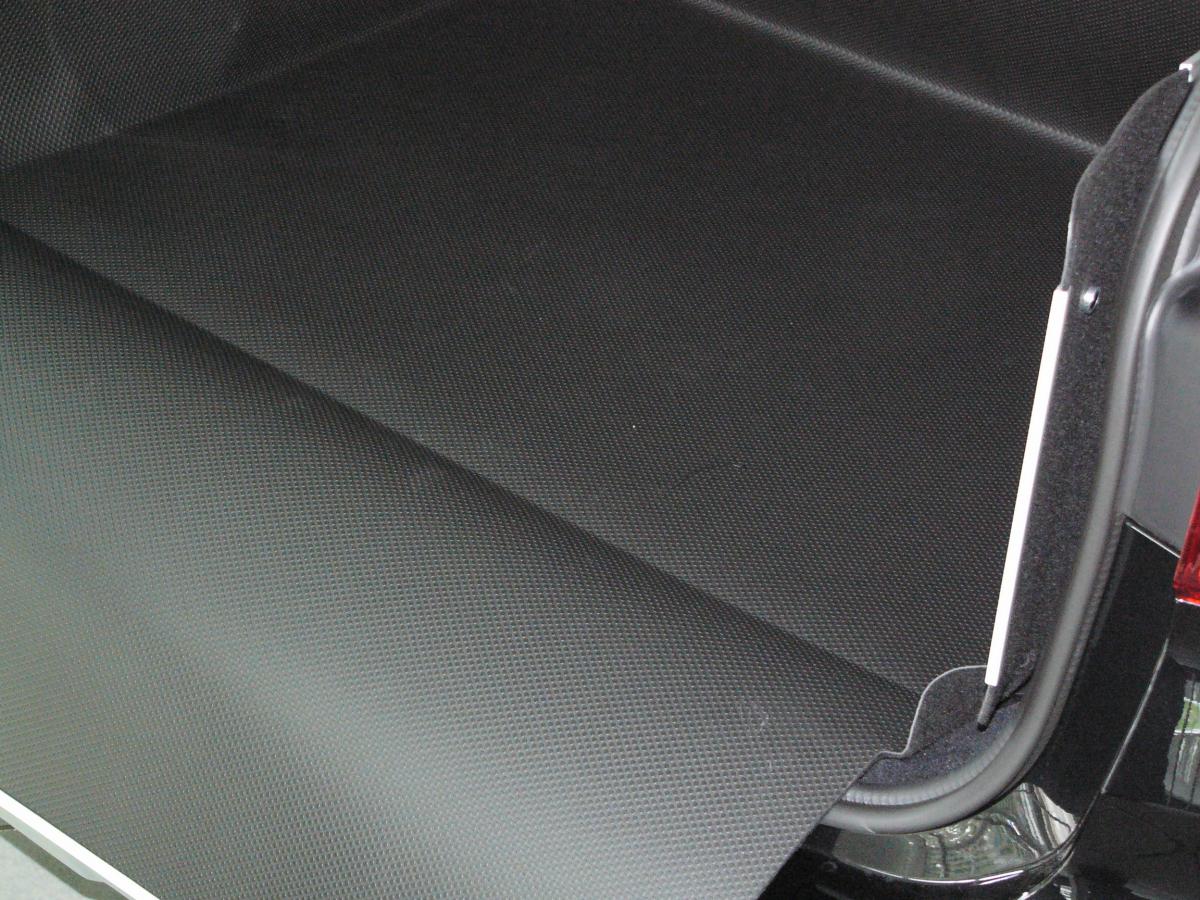 Ihren Kofferraumschutz für BMW X1 Touring können Sie ohne fummeln mit Klettbändern und Schnüren, blitzschnell entfalten,  der Ihnen zum Transport  Ihres triefenden Hundes oder scharfkantiger und schmutziger Gegenstände bereit steht.