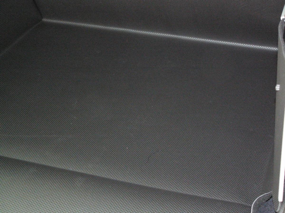 Alle Seitenwände und die Rückenlehne Ihres BMW X1 werden durch unseren Kofferraumschutz vor Verschmutzung und Beschädigung zuverlässig geschützt. Er ist hervorragend geeignet für den Transport Ihres auch triefenden Hundes.