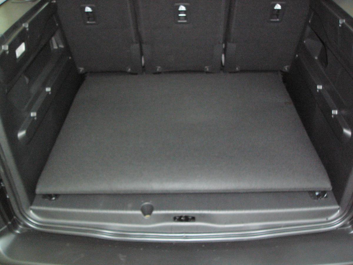 Wenn Sie keinen Transportbedarf haben, haben Sie immer einen sauberen und aufgeräumten Kofferraum dank des zusammengeklappten Kofferraumschutzes, inhaenger