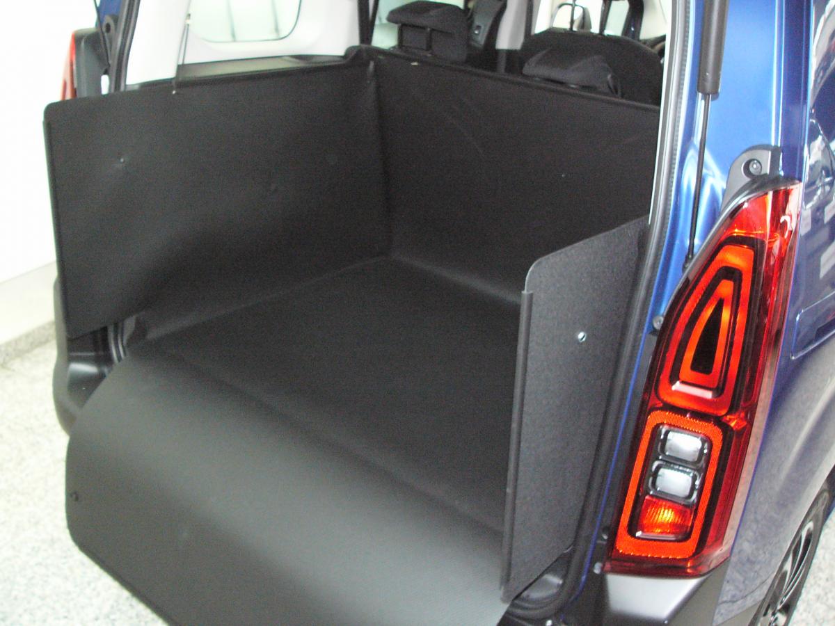 Blitzschnell wird aus der Kofferraummatte eine fensterhohe Kofferraumwanne entfaltet, mit einem verlässlichen Stoßstangenschutz.