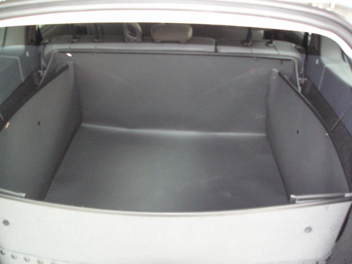 Passgenaue Kofferraumwanne für Dacia Lodgy, der professionelle Kofferraumschutz gegen Schmutz, Nässe und Beschädigung