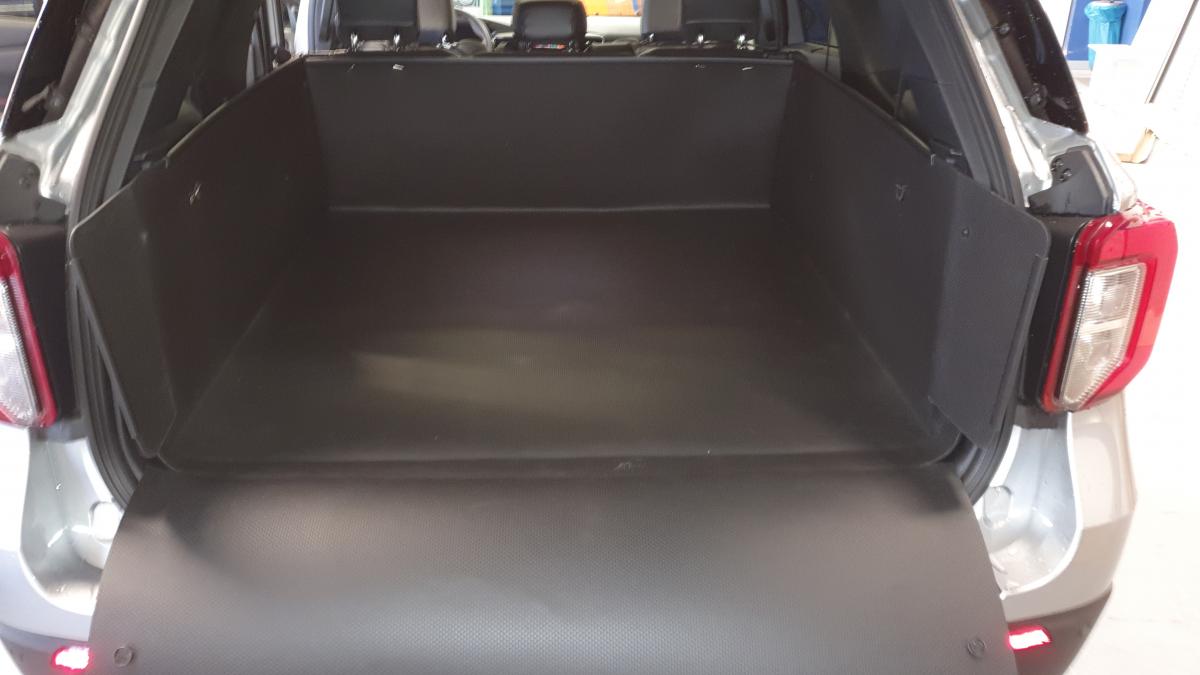 Diese Kofferraumwanne für Ford Explorer schützt nicht der den Raum sondern auch die Stoßstange und Ladekante.