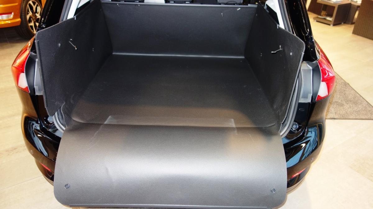 Ein Kofferraumschutz, der aussieht als würde er zur Erstausstattung gehören, incl. des Stoßstangenschutzes