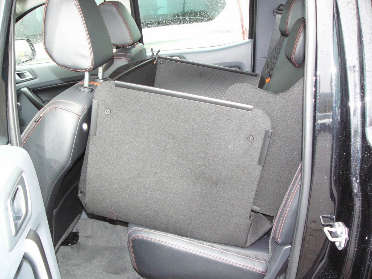 Ford Rangers  Schutz ist auch während des Auff- und Abspringen des Hundes voll gewährleistet