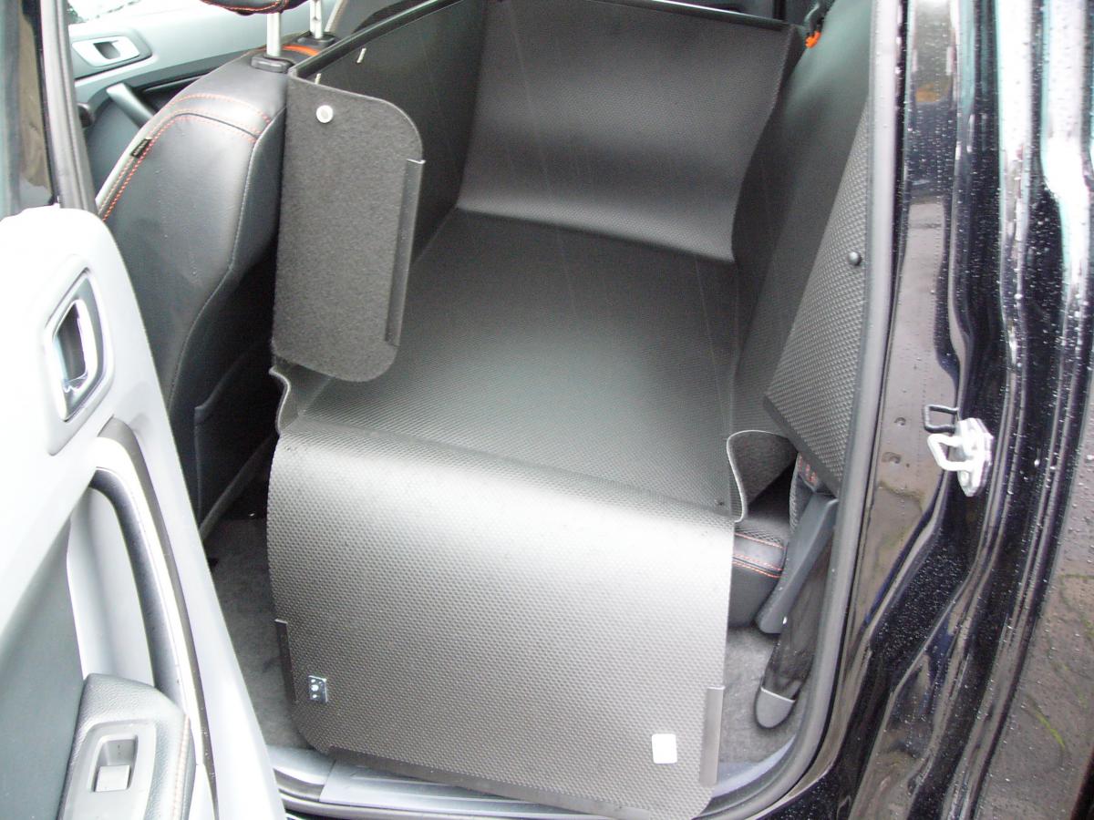 Die Wand gegenüber dem Einstieg ist stabil und schützt die Tür vor jeder Verschmutzung und Beschädigung.