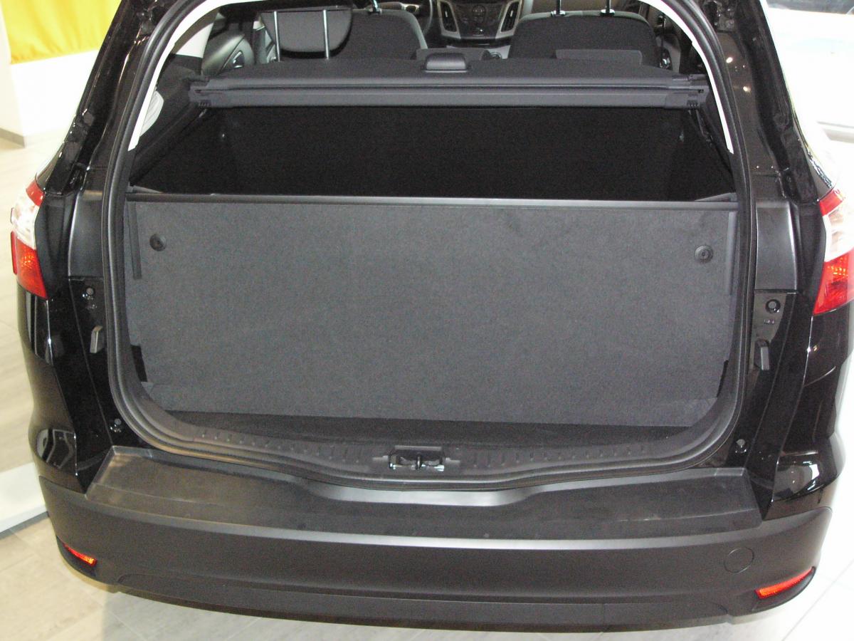 Kofferraumwanne für Ford Focus Turnier mit Original-Trenngitter und Abdeckung.