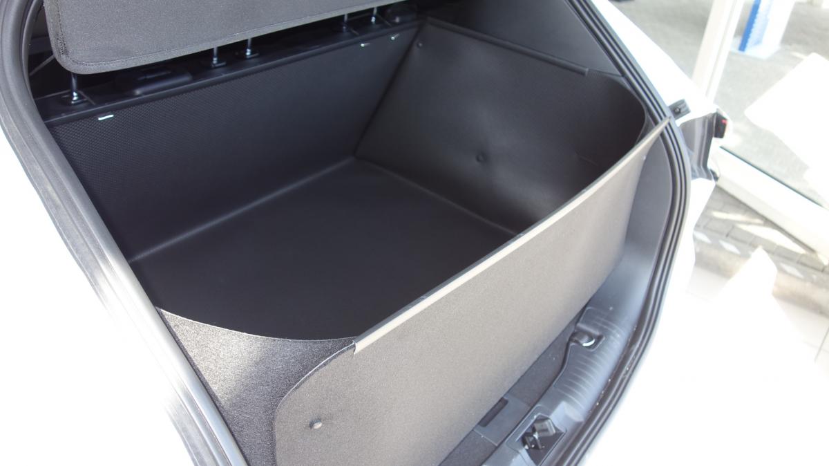 Ford Kuga, Kofferraumwanne ist ein besonders hoher Schutz auch für die Heckklappe