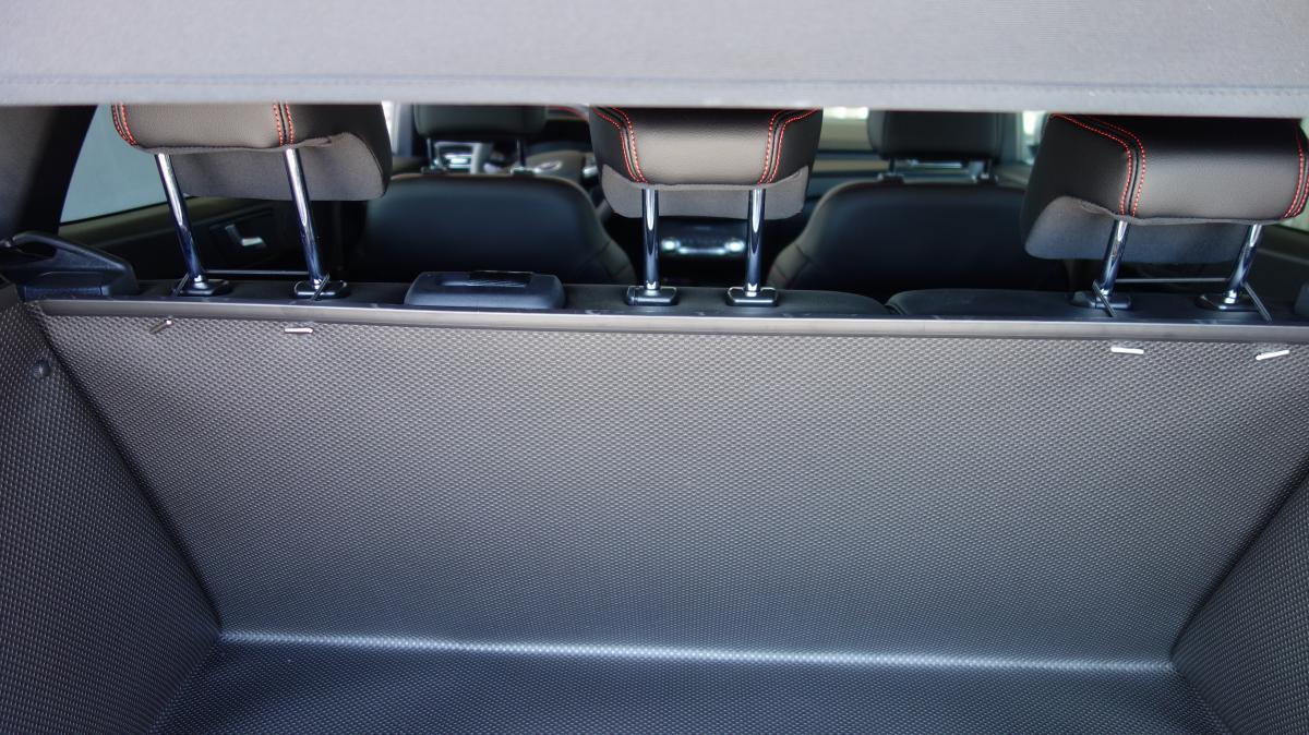 Die Rückenlehnen von Ford Kuga haben einen soliden Schutz, der unverwüstlich ist beim Transport Ihres Hundes