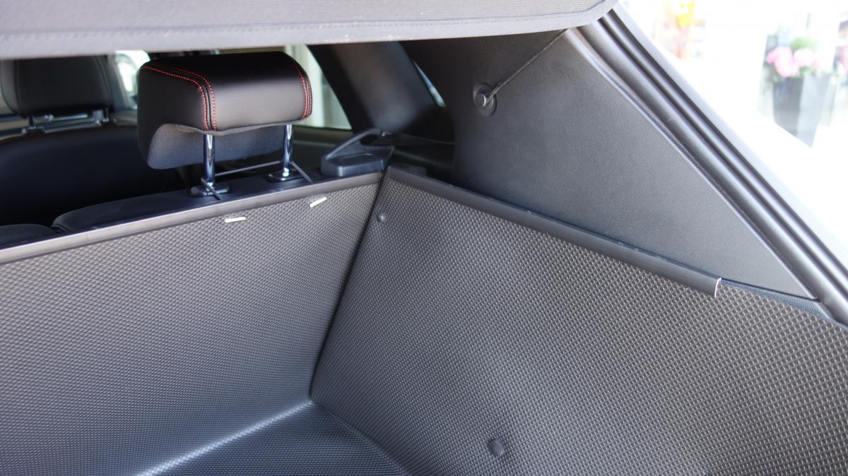 Kofferraumwanne Ford Kuga auch mit soliden Seitenwänden hervorragend geeignet zum Transport nicht nur Ihres Hundes.