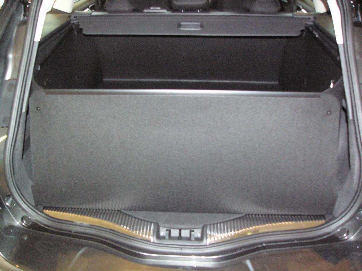 Passgenaue Kofferraumwanne für Ford Mondeo Turnier, der hohe Kofferraumschutz gegen Schmutz, Nässe und Beschädigung