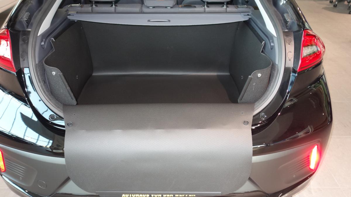 Diese besondere  Kofferraumwanne  können Sie auch, wenn Sie das Abdeckrollo von IONIQ nicht entfernen.