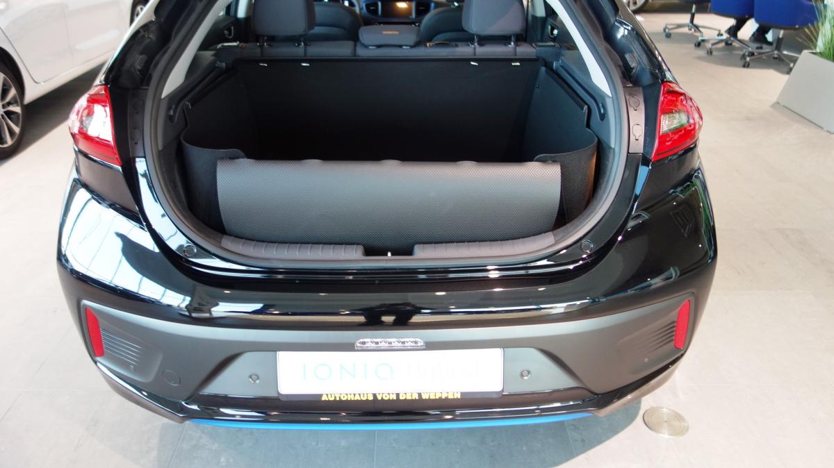 Aus dem Stoßstangenschutz entsteht ein eleganter Schutz für die Heckklappe von Hyundai IONIQ