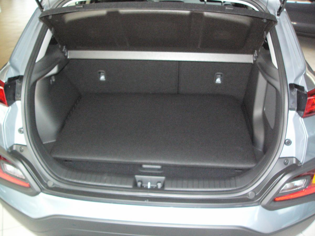 Wenn Sie einen aufgeräumten und sauberen Kofferraum haben möchten, falten Sie den Kofferrumschutz blitzschnell zu einer hochwertigen und strapazierfähigen Kofferraummatte zusammen