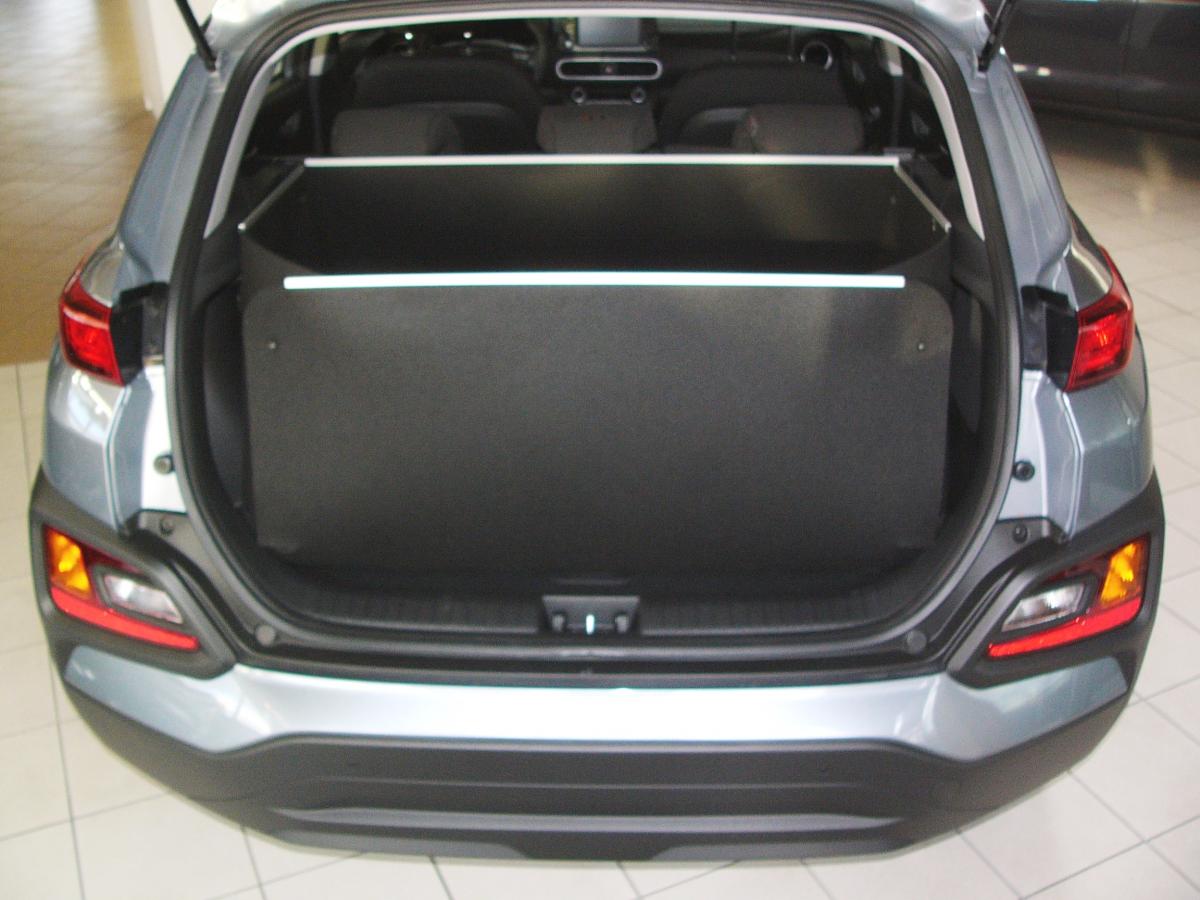 Wenn der Hund aufgesprungen ist oder das Ladegut beladen ist, klappen Sie den Stoßstangenschutz hoch und Sie haben jetzt einen Heckklappenschutz.