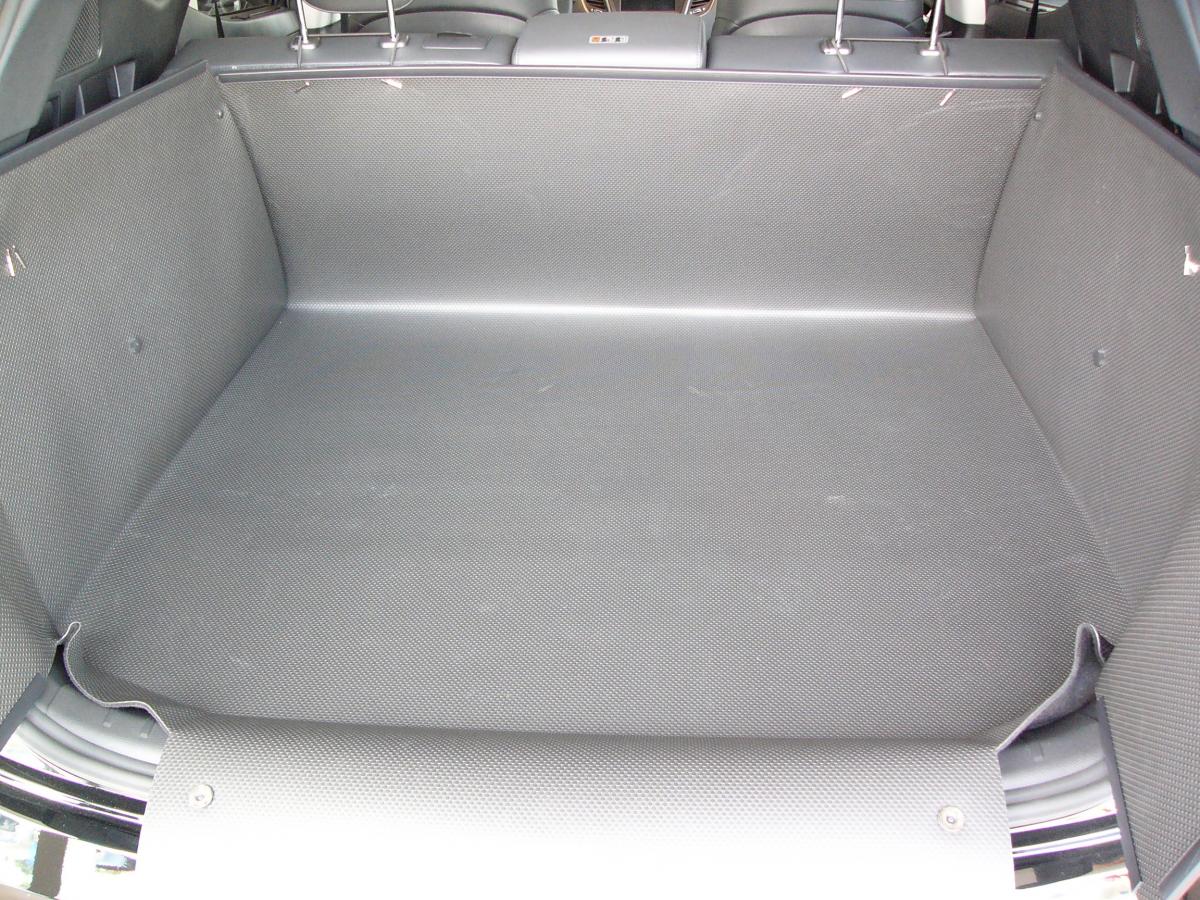Der hohe Kofferraumschutz für Hyundai Santa Fe, passgenaue Kofferraumwanne  gegen Schmutz, Nässe und Beschädigung