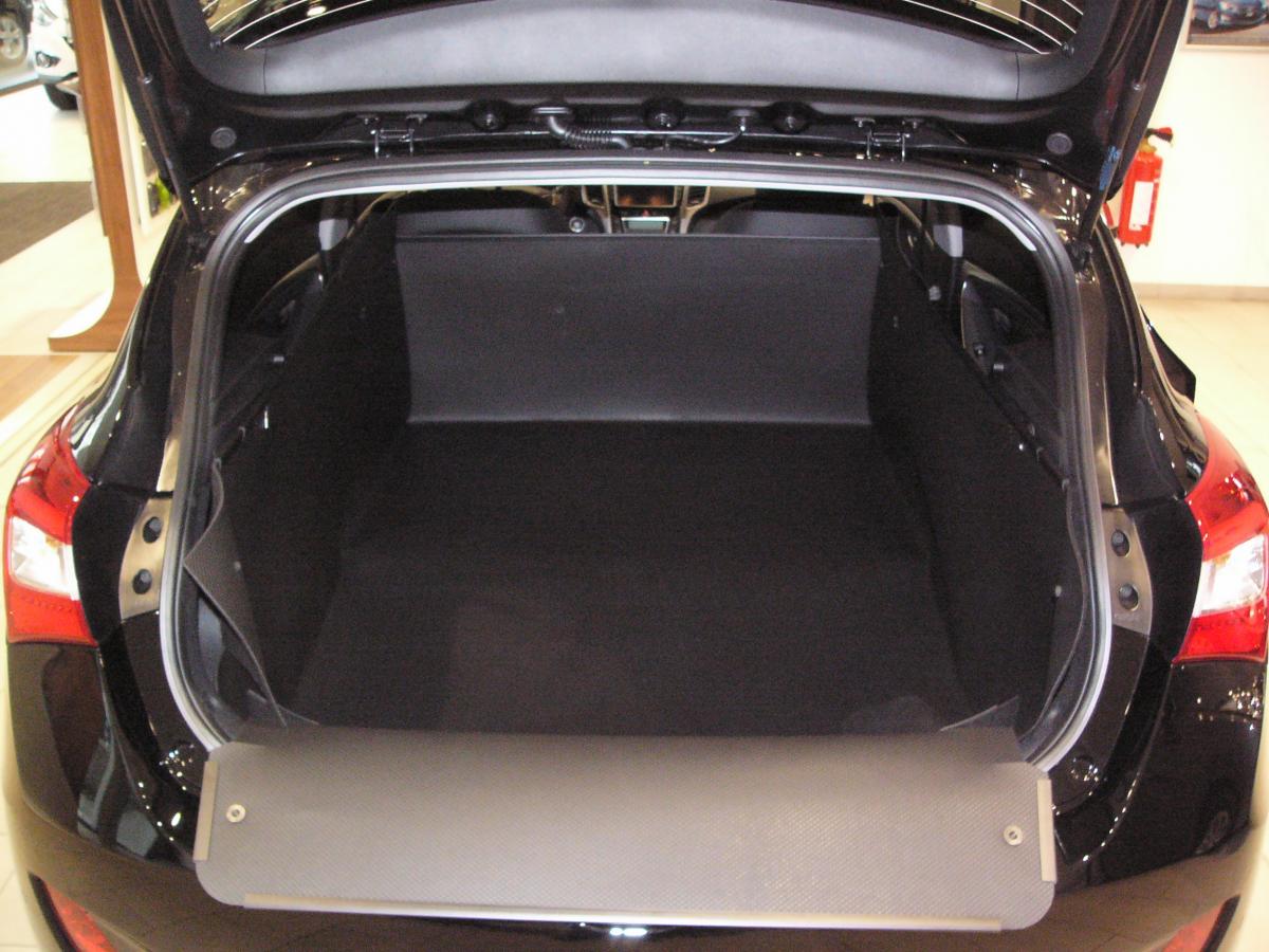 Passgenaue Kofferraumwanne für Hyundai i30, der hohe Kofferraumschutz gegen Schmutz, Nässe und Beschädigung