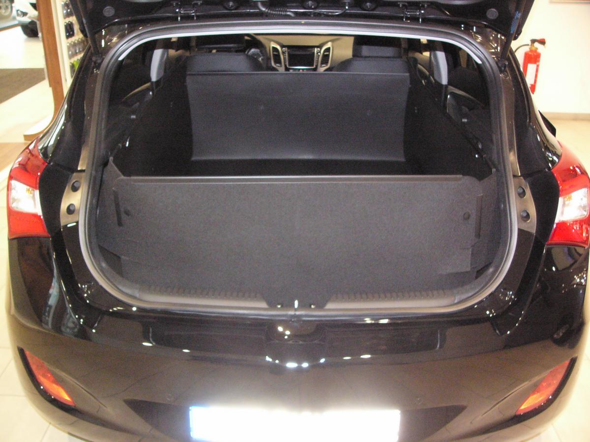 Passgenaue Kofferraumwanne für Hyundai i30, der hohe Kofferraumschutz gegen Schmutz, Nässe und Beschädigung