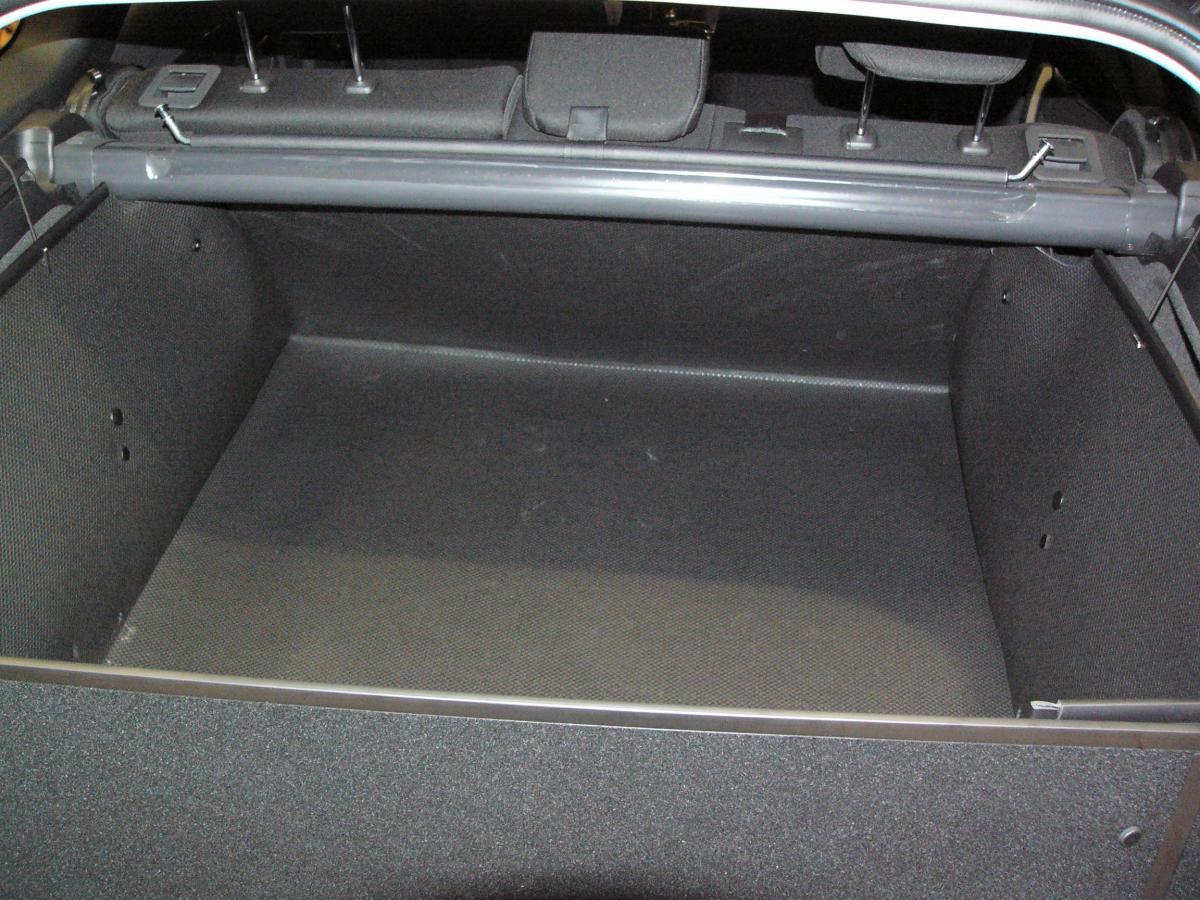 Der hohe Kofferraumschutz für Hyundai i40 cw,  passgenaue Kofferraumwanne gegen Schmutz, Nässe und Beschädigung