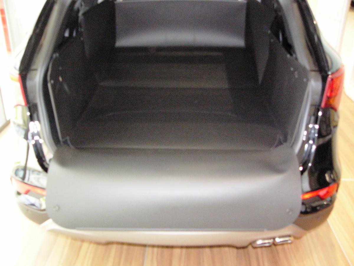 Der hohe Kofferraumschutz für Hyundai Santa Fe,  passgenaue Kofferraumwanne gegen Schmutz, Nässe und Beschädigung