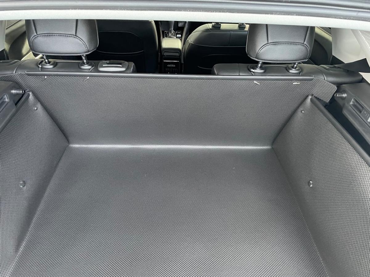 Kofferraumschutz Jeep Compass Hybrid wie aus der Erstaustattung ab Werk.