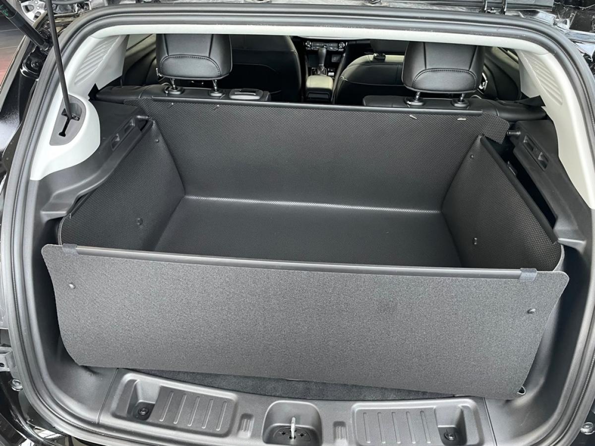 Kofferraumschutz Jeep Compass. Zuverlässiger Schutz wie eine unverwüstliche 2.Haut. Hervorragender Schutz auch für die Heckklappe als die 4. Wand, wasserdicht.