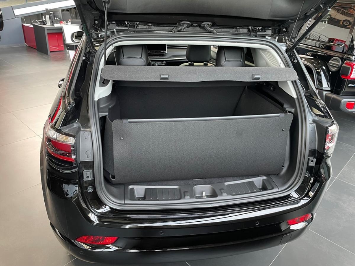 Best möglicher Schutz für den Kofferraum von Jeep Compass Hybrid trotzdem können Sie bei Bedarf die Hutablage einsetzen.